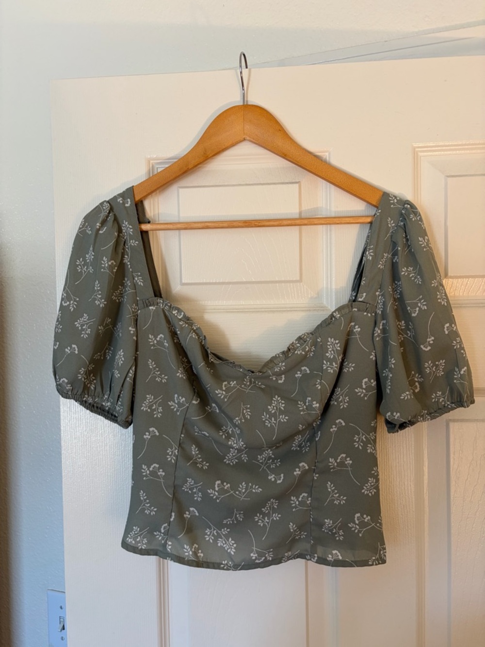 Abercrombie & Fitch Sage Green Floral Puff Sleeve Cowl Top